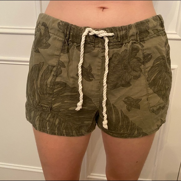 TNA Aritizia Shorts - Picture 2 of 4